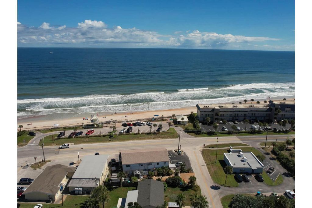 Lovely Ormond Beach bungalow! Walk to the beach!