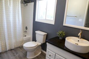 Ensemble douche/baignoire, sèche-cheveux, serviettes fournies, savon