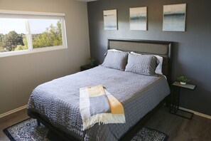 2 soverom, skrivebord, strykejern/-brett og wi-fi (inkludert)