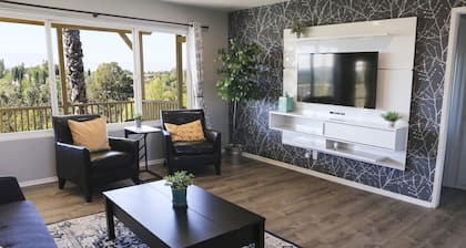 Over the Oaks - Great View - Whole Home - Stylish