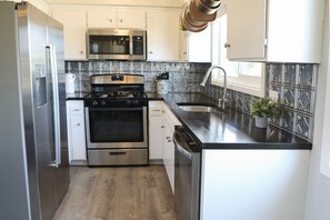 Kjøleskap, mikrobølgeovn, ovn og kokeplater