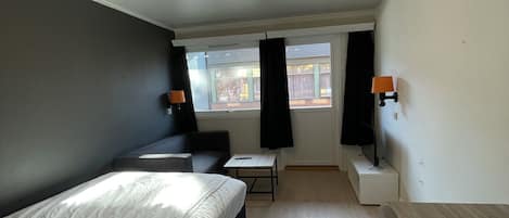 Economy kamer | Een bureau, een laptopwerkplek, gratis wifi
