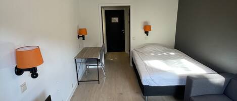 Economy Room | Desk, laptop workspace, free WiFi