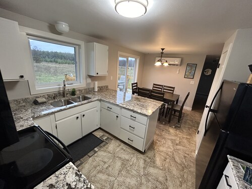 3 Bedroom - Room to park boat! - Close to water & Potawatomi State Park