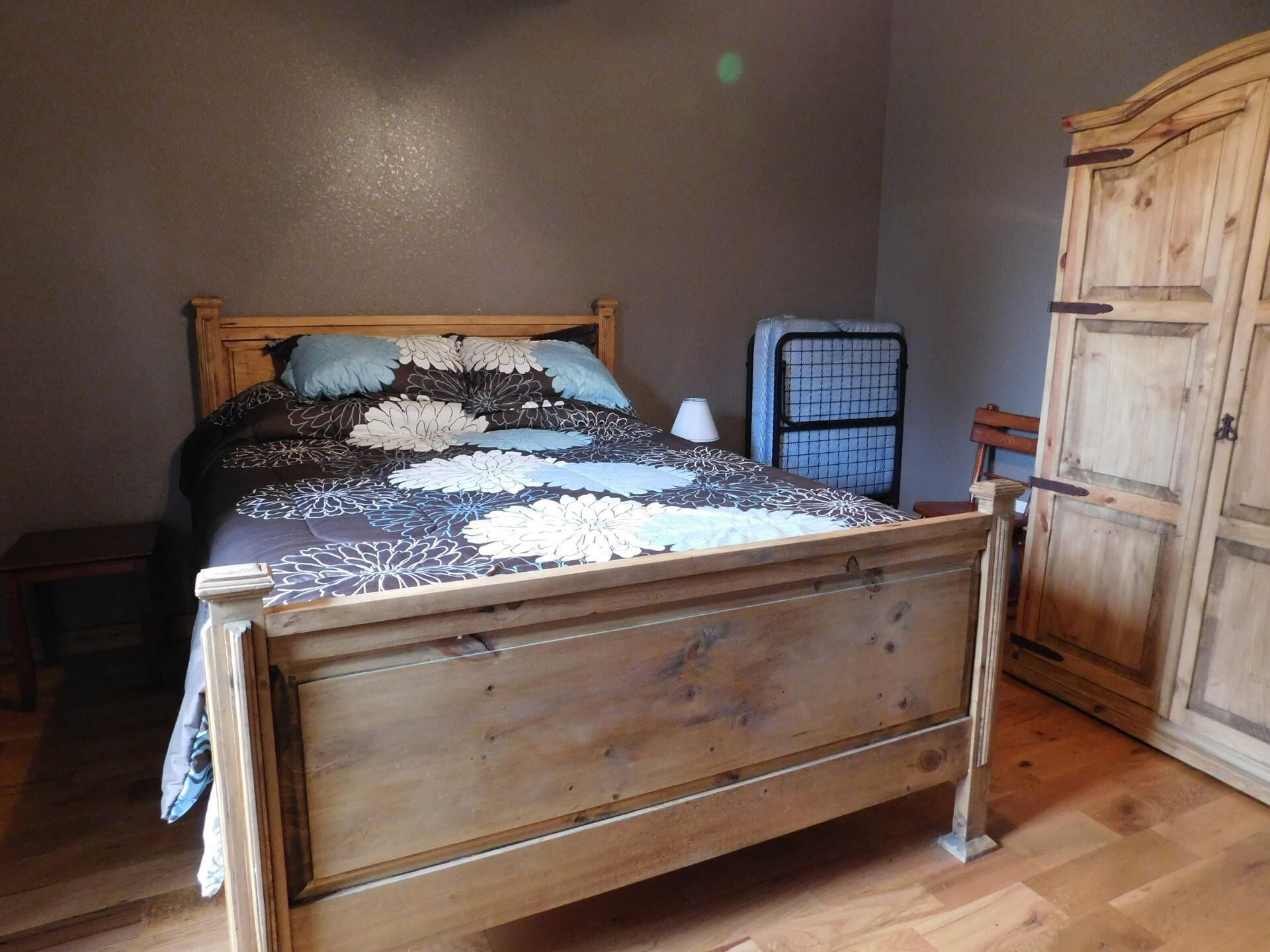 3 عدّة غرف نوم ومكواة/لوح كي وواي فاي وملاءات أسرّة