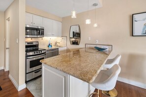 冷蔵庫、電子レンジ、オーブン、コンロ