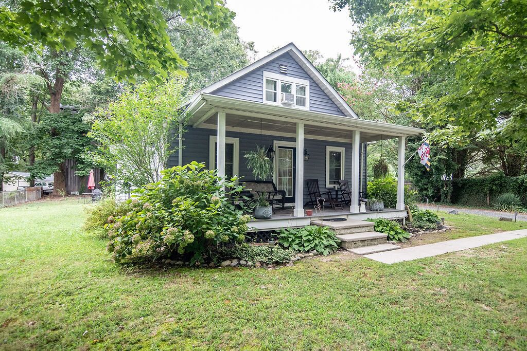 Experience the best of Southern Maryland at the Calvert Cliffs Cottage.