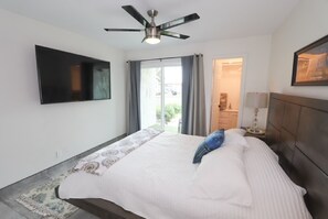 1 bedroom, desk, WiFi