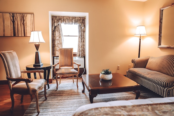 Chambre, 2 chambres, réfrigérateur (King Deluxe Two-Bedroom Suite) | Coin séjour | TV connectée de 40 pouces avec chaînes par câble, télévision, Netflix
