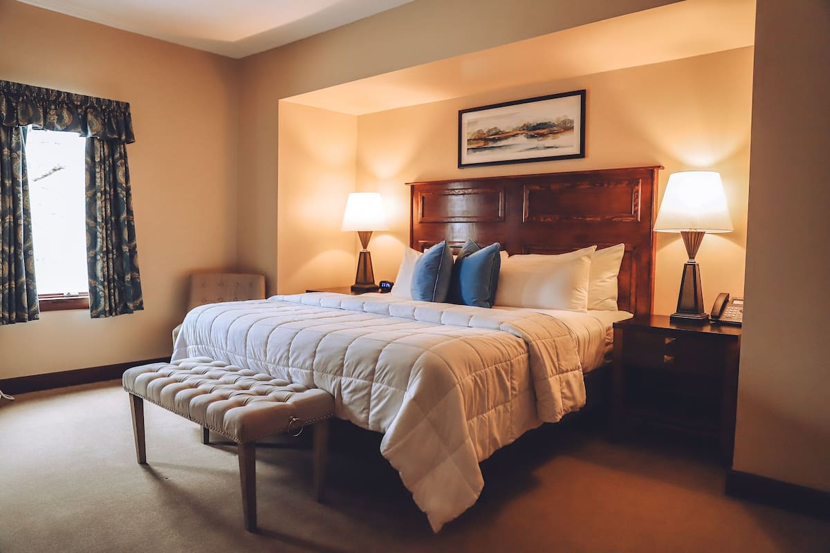 Ropa de cama de alta calidad y caja de seguridad en la habitación