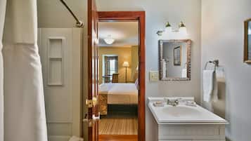 Habitación Deluxe, 2 camas de matrimonio (Queen Deluxe Two-Bedroom Suite) | Baño | Secador de pelo, toallas, jabón y champú