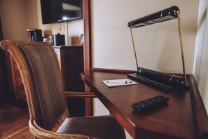 Queen Suite | Living area - Tom Quick Inn (Milford)