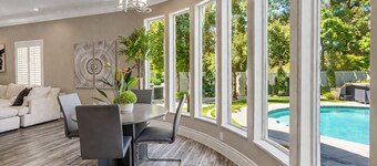 Modern luxury home ! 7 mins from the strip 