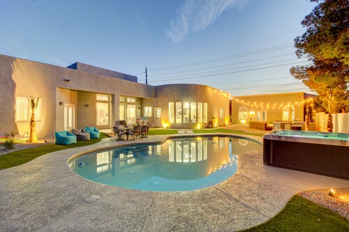 Modern luxury home ! 7 mins from the strip 