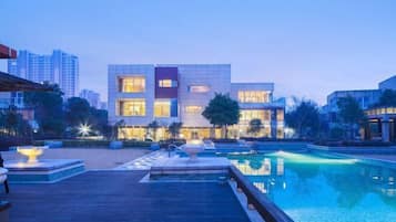 حمام سباحة خارجي