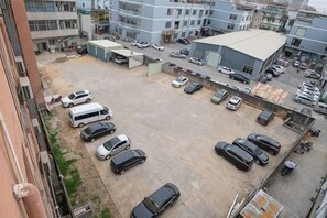 Useita kerroksia sisältävä pysäköintihalli, jossa on useita parkissa olevia autoja.