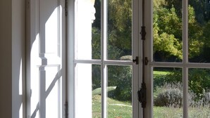 A room with a large arched window and a door with multiple glass panes. - Quiet house with large garden and pool, in the Entre-deux-Mers (Saint-Vincent-de-Pertignas)