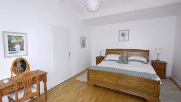 4 quartos, ferros/tĂĄbuas de passar roupa, Wi-Fi de cortesia