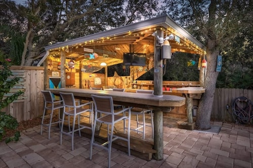 Island Retreat - Backyard Oasis w/Pool/NEW Hot Tub/Tiki Bar