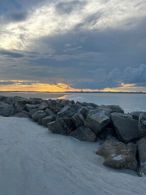 بالقرب من الشاطئ