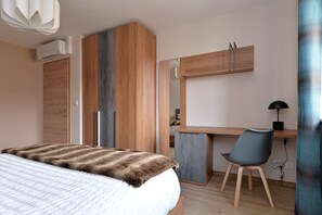 3 bedrooms, in-room safe, iron/ironing board, free WiFi