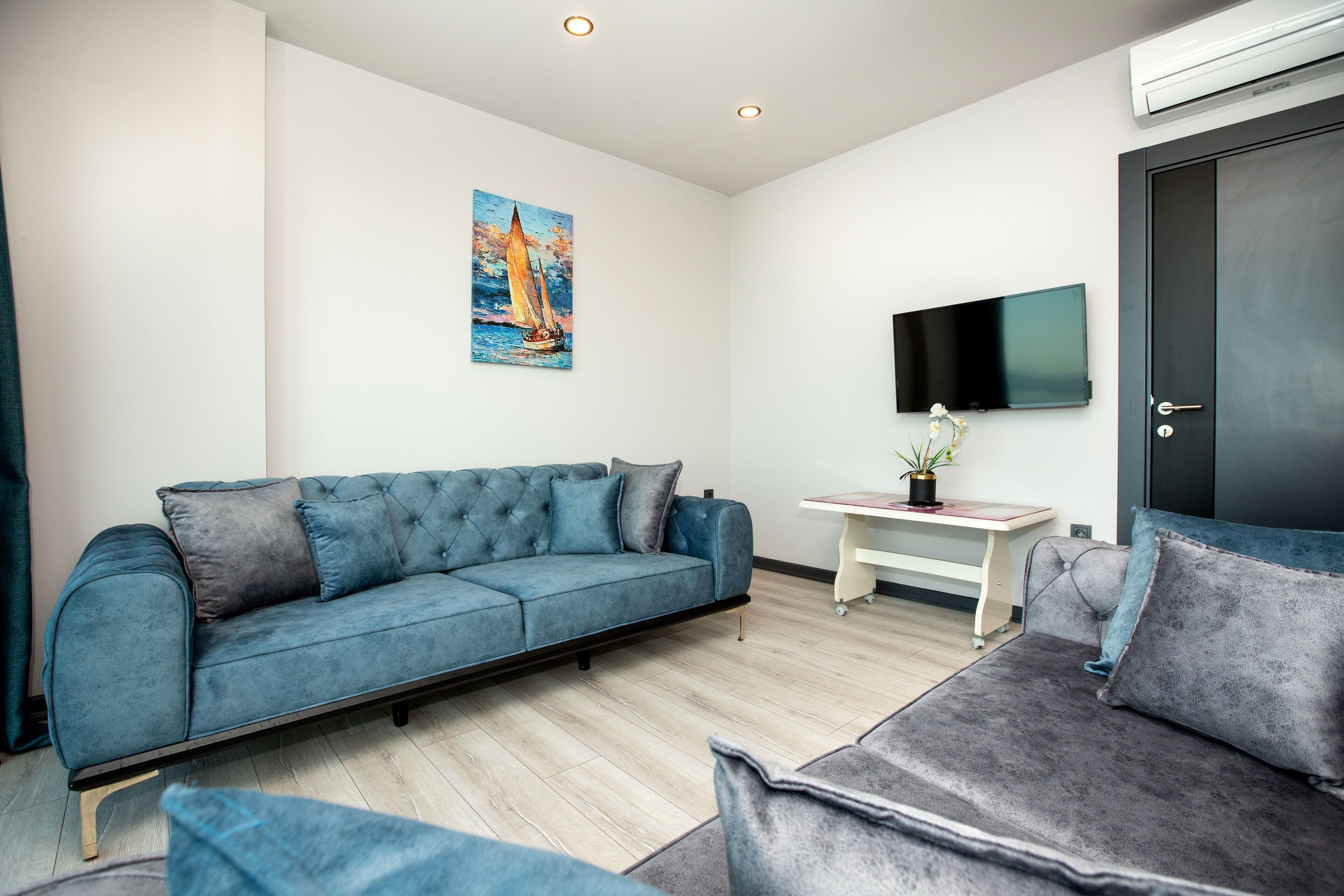 Standard Suite, 2 Bedrooms, Sea View | Ruang tamu | 82 cm televisyen LED dengan satelit, TV 