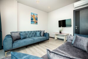 Standard-Suite, 2 Schlafzimmer, Meerblick | Wohnbereich | 82-cm-LED-Fernseher mit Satellitenempfang, Fernseher