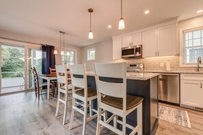 Fridge, microwave, oven, stovetop - The Cottage in Bonnet Shores Private Beach Community (Narragansett)