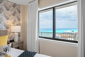 4 bedrooms, iron/ironing board, travel cot, free WiFi - 2160 SqFt! TWO Ocean Front Balconies ON the BEACH. Umbrella SVC Incl 2Sets. LUX! (Miramar Beach)