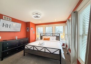 3 bedrooms, in-room safe, iron/ironing board, free WiFi - Rock N Rooftop W/Skyline Views+80 in tv, Pinball, Shuffleboard and more! (Cleveland)