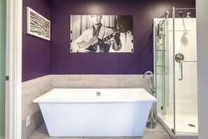Combined shower/bathtub, jetted bath, hair dryer, towels - Rock N Rooftop W/Skyline Views+80 in tv, Pinball, Shuffleboard and more! (Cleveland)