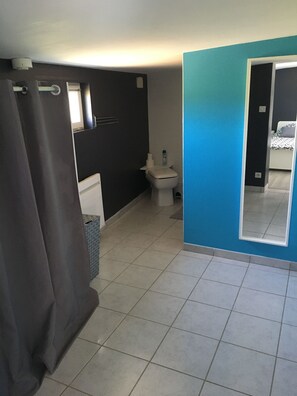 Dusj, hårføner, håndklær og toalettpapir