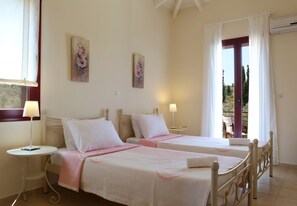 4 bedrooms, iron/ironing board, free WiFi, bed sheets