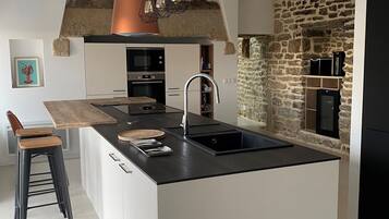 Een koelkast, een microgolfoven, een oven, een kookplaat