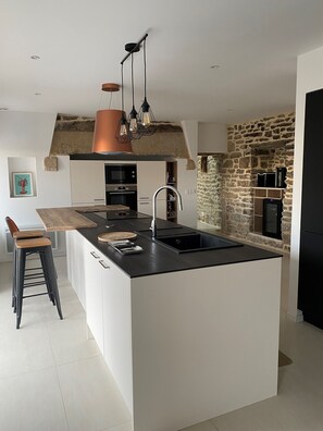 Réfrigérateur, micro-ondes, four, plaque de cuisson