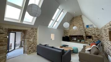 電視、乒乓球設施、書籍