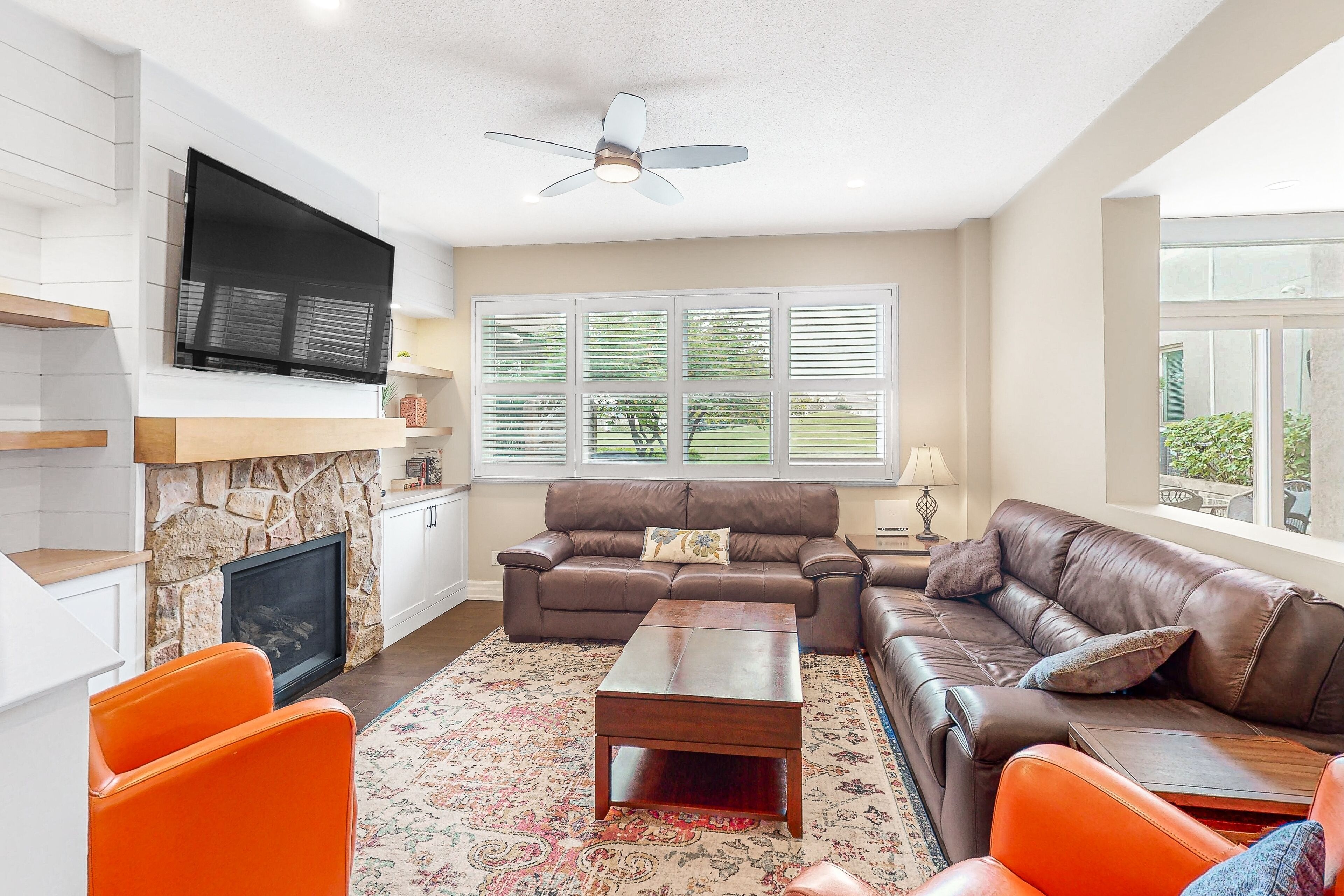 Télévision, cheminée