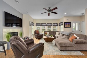 Smart TV, fireplace, stereo - Ohio City Getaway W/ Hot Tub, Pool Table and more! (Cleveland)