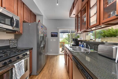 Ohio City Getaway W/ Hot Tub, Pool Table and more!