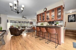 Smart TV, fireplace, stereo - Ohio City Getaway W/ Hot Tub, Pool Table and more! (Cleveland)