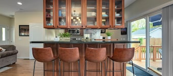 Ohio City Getaway W/ Hot Tub, Pool Table and more!