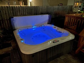 Outdoor spa tub - Ohio City Getaway W/ Hot Tub, Pool Table and more! (Cleveland)