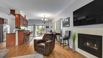 Smart TV, fireplace, stereo