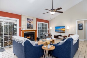 Smart TV, fireplace, books, printers - Family/Pet friendly home beside the Waccamaw River.  (Conway)