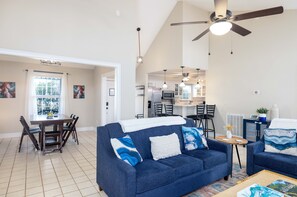 Smart TV, fireplace, books, printers - Family/Pet friendly home beside the Waccamaw River.  (Conway)