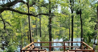 Family/Pet friendly home beside the Waccamaw River.