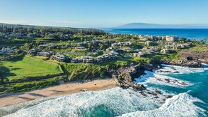 A coastal resort with beachfront properties, a sandy beach, and ocean waves. - Steps from Merriman's, Your Kapalua Villa stay (Lahaina)
