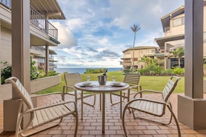 Outdoor dining - Steps from Merriman's, Your Kapalua Villa stay (Lahaina)