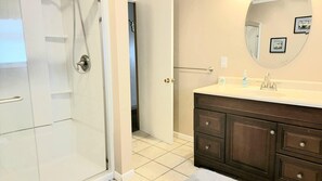Ensemble douche/baignoire, sèche-cheveux, serviettes fournies