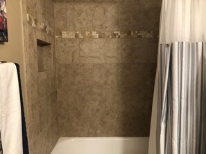 Ensemble douche/baignoire, sèche-cheveux, papier toilette